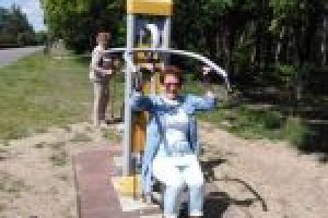 Osoby ćwiczą na siłowni zewnętrznej