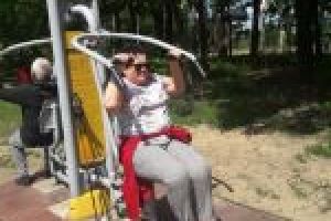 Osoby ćwiczą na siłowni zewnętrznej