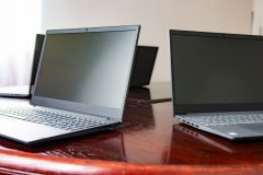 laptopy na stole