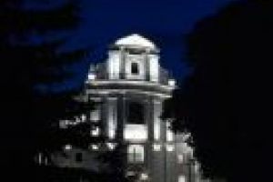 Podświetlony kościół - widok na front w nocy