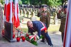 kombatanci składają wiązankę przy pomniku ofiar II wojny światowej