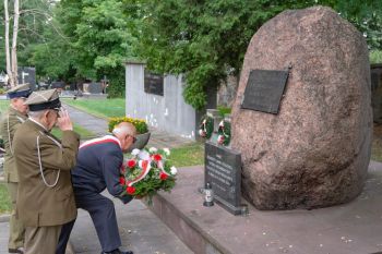 kombatanci składają wiązankę pod pomnikiem ofiar II wojny światowej