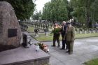 kombatanci składaja hołd przy pomniku ofiar II wojny światowej