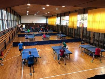 12 stołów tenisowych na hali Tatar, trwa trening