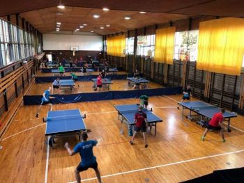 12 stołów tenisowych na hali Tatar, trwa trening