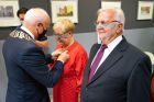 burmistrz dekoruje jubilatkę medalem za długoletnie pożycie