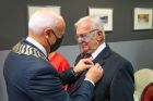 burmistrz dekoruje jubilata medalem za długoletnie pożycie
