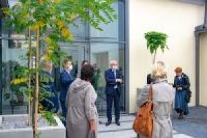 Burmistrzowie, przedstawiciele Rady Miasta i mediów oraz dyrektor muzeum