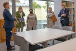 Burmistrz, przedstawiciele RM, dyrektor muzeum w sali konferencyjnej