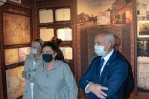 Burmistrz i przedstawiciele RM zapoznają się z ekspozycją stałą