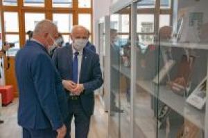 Burmistrzowie oglądają ekspozycję stałą