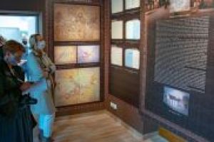 Przedstawiciele RM i mediów zapoznają się z ekspozycją stałą