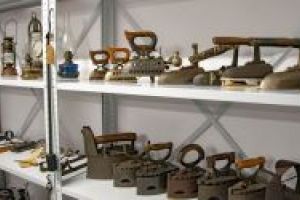 Stare żelazka  w pracowni tematycznej