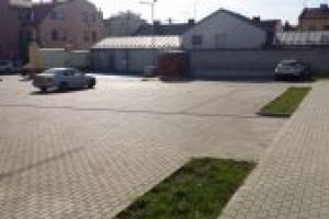 Parking na tyłach budynku