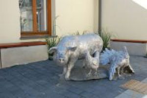 Rzeźby zwierząt na dziedzińcu jatek