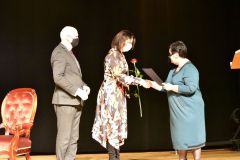 scena MDK, przewodnicząca i burmistrz gratulują nauczycielce