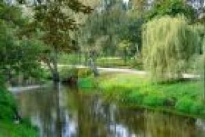 Park po rewaloryzacji - widok na rzekę Rawkę