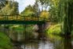 Park po rewaloryzacji - mostek nad Rawką