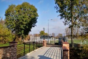 ścieżka pieszo-rowerowa, widok na boisko piłkarskie