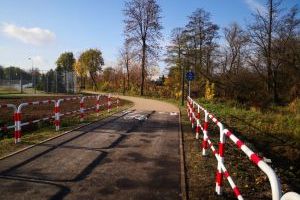 ścieżka pieszo-rowerowa, barierki zabezpieczające