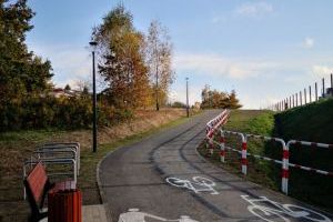 stojaki na rowery, ławka z koszem na śmieci, barierki zabezpieczające