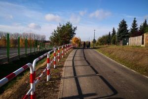 ścieżka pieszo-rowerowa, barierki zabezpieczające