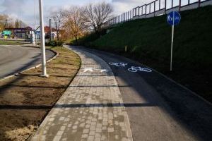 ścieżka pieszo-rowerowa, widok na wiadukt obwodnicy