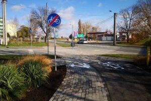 końcowy odcinek ścieżki pieszo-rowerowej dochodzący do ulicy Sobieskiego