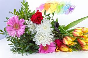 bukiet kolorowych kwiatów z sercami