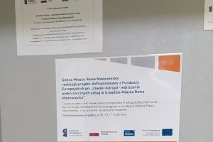 Plakat informacyjna o projekcie Rawski eUrząd na drzwiach...