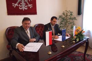 burmistrz miasta i burmistrz Boskovic podpisują umowę o...