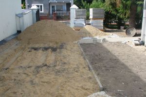 Prace remontowe w otoczeniu budynku - przygotowanie podłoża pod chodnik