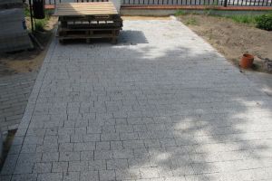 Prace remontowe w otoczeniu budynku - nowy chodnik