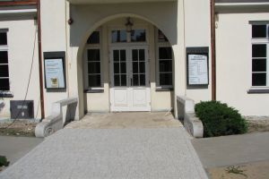 Budynek Muzeum Ziemi Rawskiej - wejście