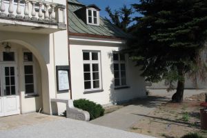 Budynek Muzeum Ziemi Rawskiej - wejście i fragment...