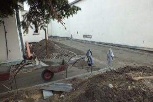 Prace remontowe na zewnątrz budynku muzeum - budowa nowego chodnika