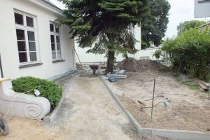Prace remontowe na zewnątrz budynku muzeum - budowa nowego chodnika