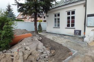 Prace remontowe na zewnątrz budynku muzeum - budowa nowego chodnika