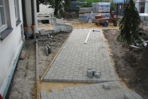 Prace remontowe na zewnątrz budynku muzeum - budowa nowego chodnika