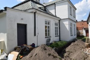 Wykopy na zewnątrz budynku muzeum