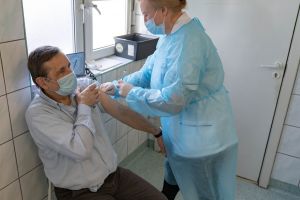 Szczepionkę przeciw covid-19 przyjmuje dr Komorowski
