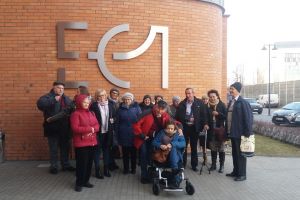 Uczestnicy wycieczki przed planetarium EC1 w Łodzi