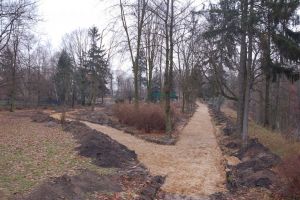 Prace w parku - przygotowanie nowych alejek