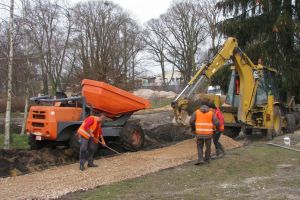 Ciężki sprzęt pracuje w parku