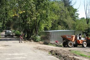 Ciężki sprzęt pracuje w parku