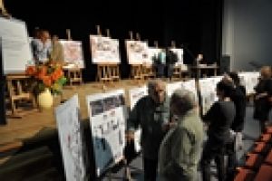 Mieszkańcy oglądają wystawione prace