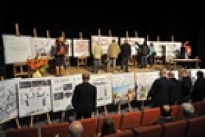 Mieszkańcy oglądają wystawione prace