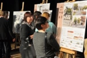 Mieszkańcy oglądają wystawione prace