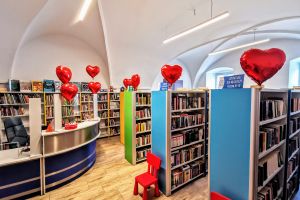 balony w kształcie serc w bibliotece, regały z książkami