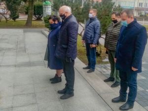 hołd żołnierzom niezłomnym poprzez skłonienie głowy oddają: Piotr Irla burmistrz, Danuta Dębska przewodnicząca rady miasta,...